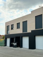 Reihenhaus in Manlleu. Casa d’obra nova a manlleu amb 4 habitacions, jardí i garatge