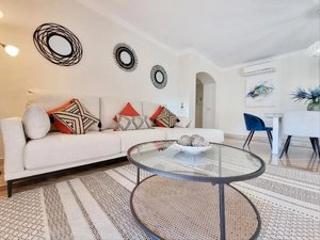 Pis  Avenida de las nereidas. Primera linea de playa en marbella con piscina y garaje. oportun