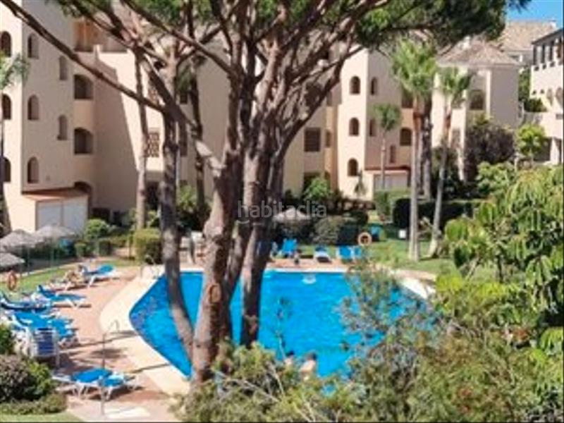 Foto 0b7aed79-e095-4ae6-b215-b9d6ed75f6c2. Piso primera linea de playa con piscina y garaje. oportunidad única! en Marbella