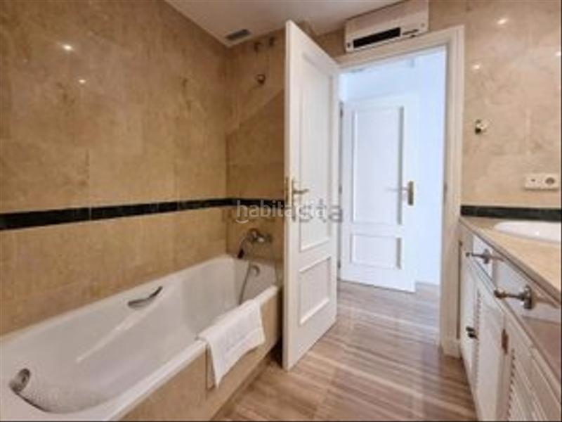 Foto 18154830-7920-4eeb-9c5a-6692668b6429. Piso primera linea de playa con piscina y garaje. oportunidad única! en Marbella