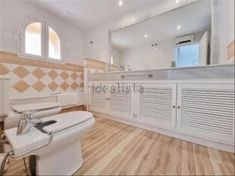 Foto 1f9b4733-b20b-439d-9806-5e48705ed6f0. Piso primera linea de playa con piscina y garaje. oportunidad única! en Marbella