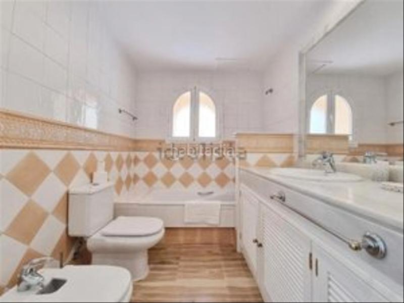Foto 64d823f6-2d7e-4881-a062-6031d57fb2f4. Piso primera linea de playa con piscina y garaje. oportunidad única! en Marbella