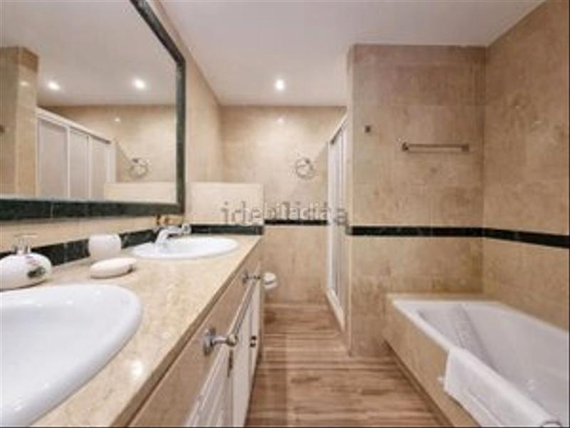 Foto 7e9577ba-e395-49ef-a608-525c87261c4b. Piso primera linea de playa con piscina y garaje. oportunidad única! en Marbella