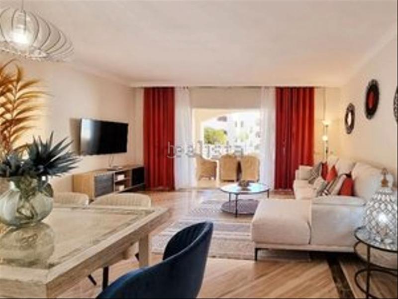 Foto 87a57125-7acc-48b3-92bf-d09e79b4a027. Piso primera linea de playa con piscina y garaje. oportunidad única! en Marbella