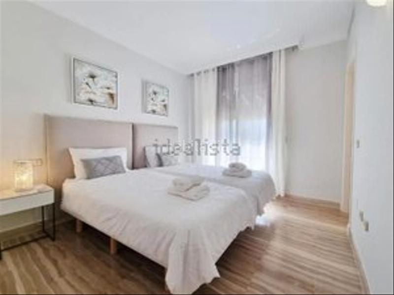 Foto a1dd9ba6-e4b7-4f39-8c30-cbb9581fb7b2. Piso primera linea de playa con piscina y garaje. oportunidad única! en Marbella