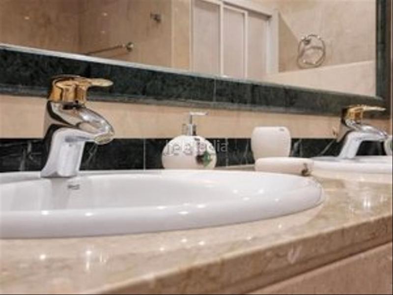 Foto a2c14f01-0d01-4474-bac0-b01f39559c77. Piso primera linea de playa con piscina y garaje. oportunidad única! en Marbella