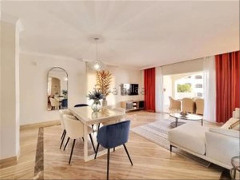 Foto b667cbfe-328b-440b-b6ff-e77c4e977674. Piso primera linea de playa con piscina y garaje. oportunidad única! en Marbella