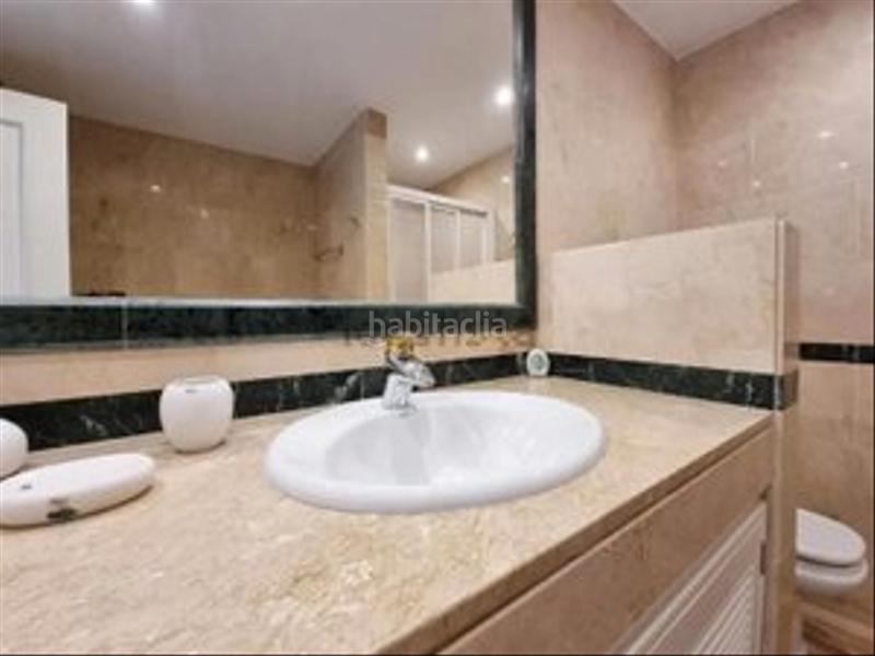 Foto d4b479ad-8f59-4843-b29b-e6b39ebc32f5. Piso primera linea de playa con piscina y garaje. oportunidad única! en Marbella