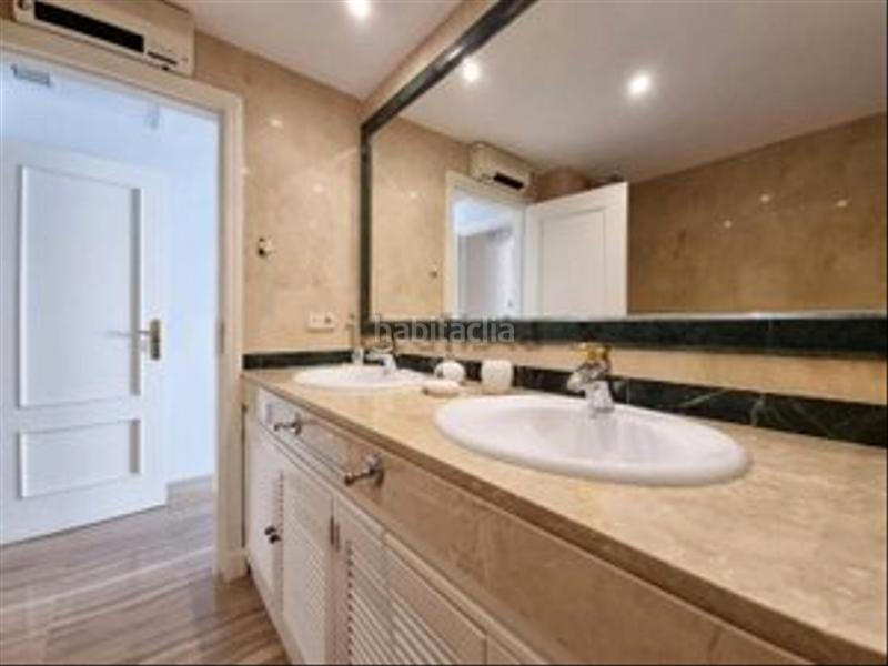 Foto f8d95d46-24c1-42d4-acdc-0b90d3f0960a. Piso primera linea de playa con piscina y garaje. oportunidad única! en Marbella