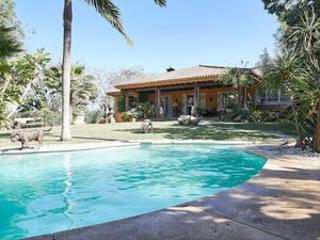 Chalet en La Dama de Noche - La Alzambra. Parcela con vivienda construida en atalaya de rio verde, marbela