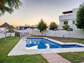 Chalet  Avenida amatista. Chalet pareado en venta – amplio, luminoso y con piscina