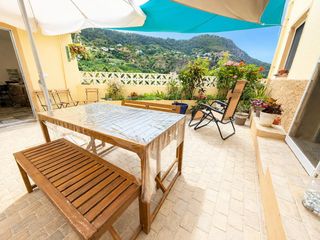 Casa a Los Realejos pueblo. Casa terrera con patio, azotea y vistas al mar en la sombrera  l