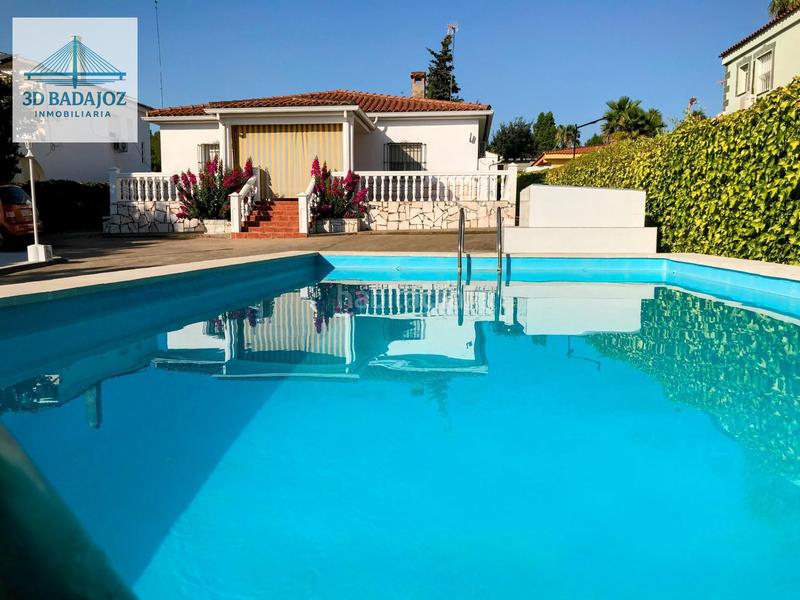 Foto 07b6f5a1-0c40-49fc-b252-2d7ac0fb5e1c. Chalet mit parking pool in Carretera de Sevilla - Los Montitos Badajoz