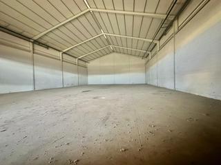 Miete Fabrikhalle in Oeste. Alquiler nave diáfana en mérida polígono industrial el prado