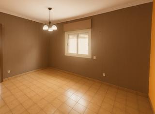 Flat in Sants-Badal. Piso listo para entrar a vivir, exterior con 3 habitaciones.