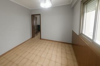 Pis a Sants-Badal. Piso listo para entrar a vivir, exterior con 3 habitaciones.