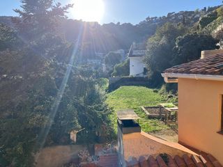 Maison à Sarrià. Casa  a sarrià per a viure-hi dues famílies