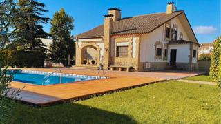 Chalet  Carrer diagonal 1. Casa senyorial del s.xx  amb magne jardí de 2570 m2