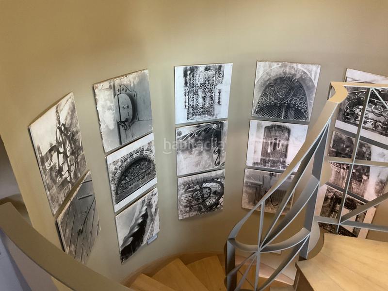 Foto bd751ffd-8c24-4d84-889e-5d59e5770bc6. Xalet amb xemeneia calefacció aparcament piscina a Barcelona