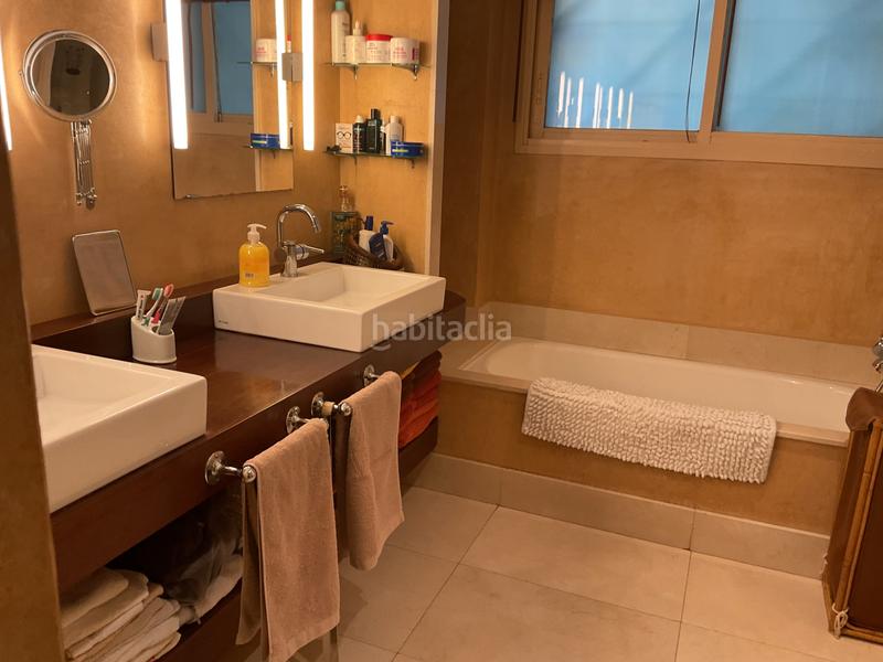 Foto c4d875b6-bbdb-455d-9749-434c4075061c. Xalet amb xemeneia calefacció aparcament piscina a Barcelona