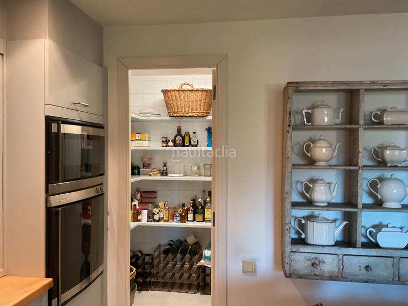 Foto ec4edaf2-4837-4df3-8d6e-73bcaca80f3b. Xalet amb xemeneia calefacció aparcament piscina a Barcelona