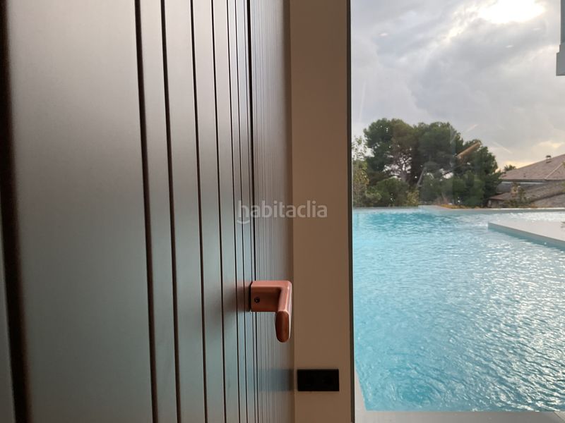 Foto cbb6bae9-2bf3-4f11-85f9-eb9a0817b7f5. Xalet amb xemeneia calefacció aparcament piscina a Barcelona