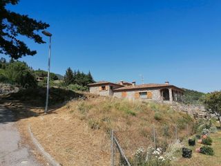 Terreny residencial en Maçanet de Cabrenys. Parcel.la a can muntada