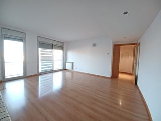 Affitto Appartamento  Carrer marquès de caldes de montbui. Zona migdia / palau, amb 3 dorm, parquing.