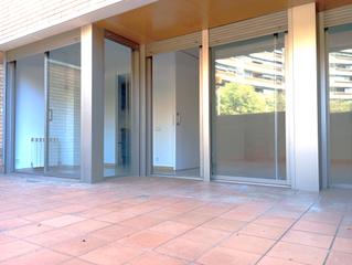 Rez-de-chaussée  Carrer orient. Pis de 2 habitacions dobles i 2 banys