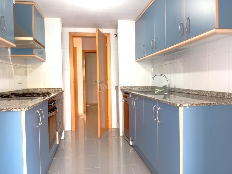 Foto f3bbfbb9-afc4-405c-9d0c-372d8ffbe4f4. Planta baja pis de 2 habitacions dobles i 2 banys en Girona
