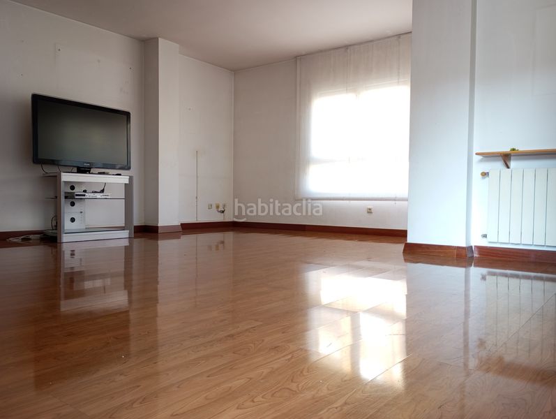 Foto caab8d78-fb5e-4af9-b817-6f8f02ac2d22. Pis a passeig d'olot 101 a Can Gibert del Pla Girona
