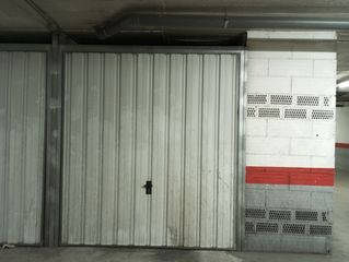 Aparcament cotxe  Carrer de campcard�s. Garatge tancat a santa eugenia - girona