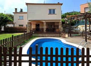 Chalet in Nucli Urbà. Chalet independiente semi nuevo con jardín y piscina en argenton