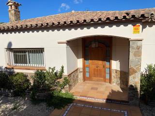 Xalet a Nucli Urbà. Chalet independiente semi nuevo con jardín y piscina en argenton