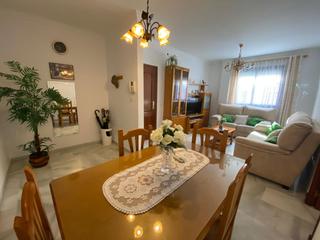 Rent Ground floor  Centro-playa. Estupendo amplio piso en pleno centro.