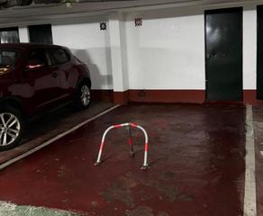 Parking coche en V Centenario-Piletas-Capuchinos. Plaza de garaje con trastero.
