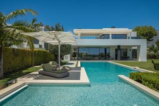 Maison à N/a. Elegante villa moderna con vistas panorámicas al mar en la milla