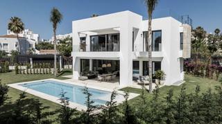 Maison en Dos hermanas ii 8. Excepcional oportunidad para adquirir una villa de lujo contempo