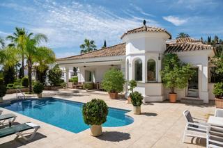 Casa a La Quinta. Casa barella  una villa de estilo andaluz con vistas abiertas al