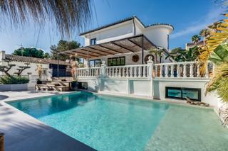 Casa a N/a. Esta hermosa villa reformada en nueva andalucía