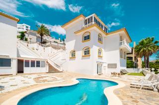 Casa a Maestro albeniz 12. Villa elegante con vistas al mar en ubicación privilegiada de be
