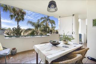 Apartamento en San Pedro de Alcántara Pueblo. Amplio apartamento de dos dormitorios en una comunidad cerrada y