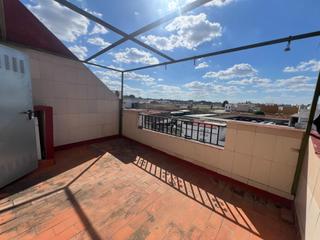 Casa a Coria del Río. Casa adosada de cinco habitaciones en coria del río