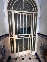 Casa a Coria del Río. Casa céntrica con terraza, azotea amplia y plaza de garaje cerca
