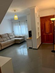 Casa in Coria del Río. Luminosa casa adosada de dos plantas con 102 m2 en zona tranquil