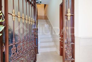 Casa a Coria del Río. Amplia casa adosada de 319 m2 con gran cochera, 4 dormitorios y