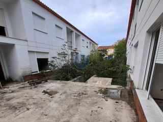 Edificio  Industrial. Obra parada de casas adosadas en castelló de rugat