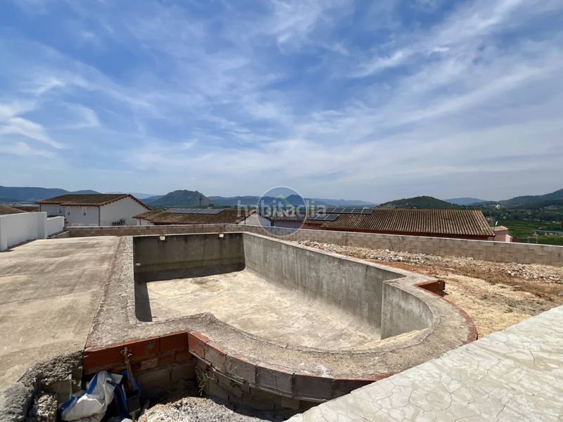 Foto a8d3f930-ff88-4ba9-b9e0-9dc2a742290c. Xalet amb aparcament piscina a Énova (l´)