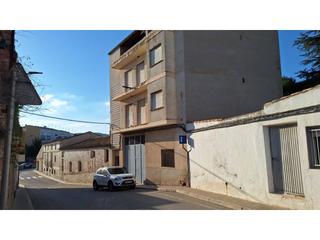Pis  Santa lucia. Edificio de tres alturas consta de dos plantas para pisos y en l