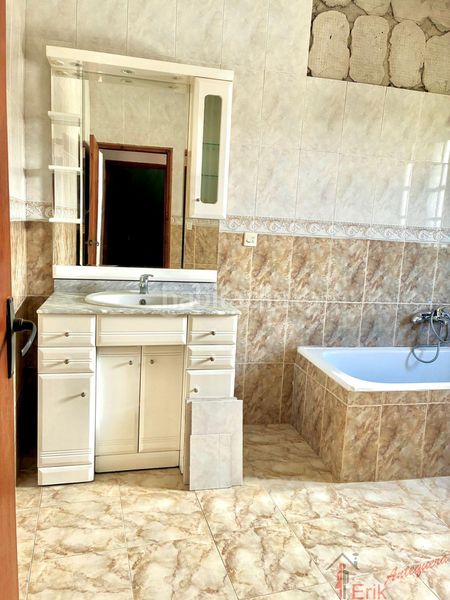 Foto 0e9ae737-1198-4758-99f0-bd465cda23d7. Casa adossada a Centro Antequera